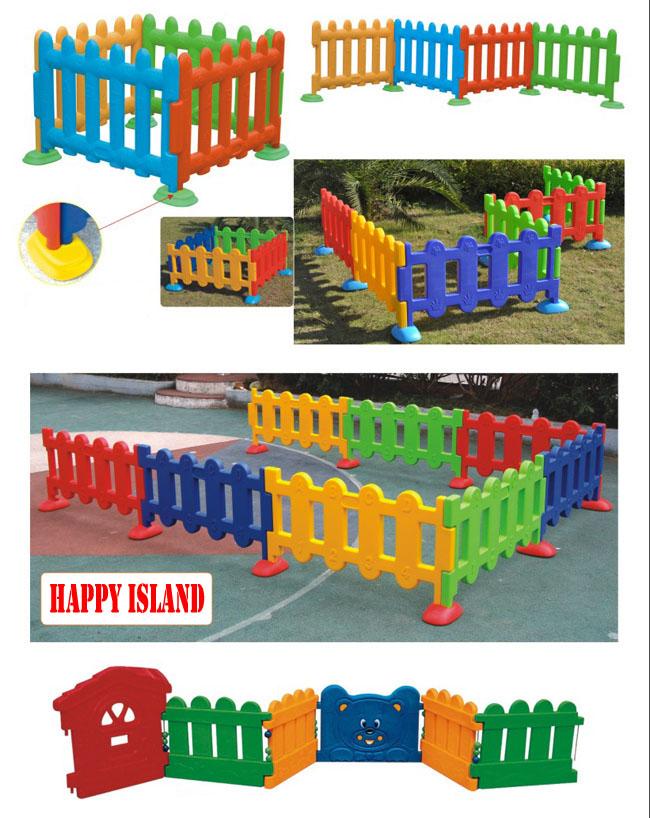 Τα ευτυχή παιχνίδια παιδιών παιδικών χαρών νησιών του πλαστικού φράκτη 4 παιδιών χρωματίζουν διαθέσιμο