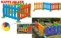 καλύτερος Τα ευτυχή παιχνίδια παιδιών παιδικών χαρών νησιών του πλαστικού φράκτη 4 παιδιών χρωματίζουν διαθέσιμο προς πώληση